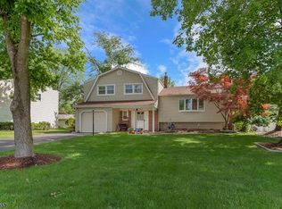 73 Oakey Dr, Kendall Park, NJ 08824