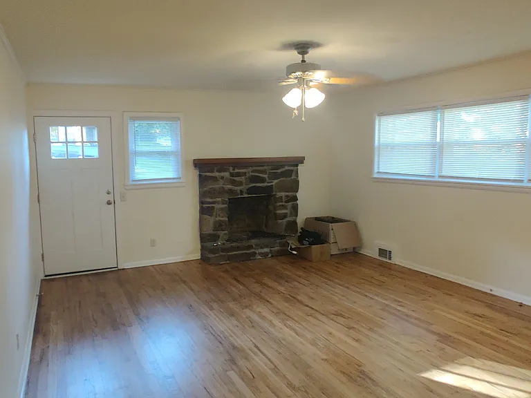 1350 N Kings Dr — Photo 3