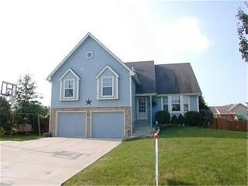 1901 Cherokee Dr — Photo 2