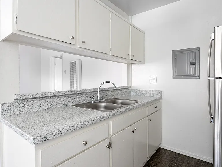 Vanowen Plaza — Photo 10