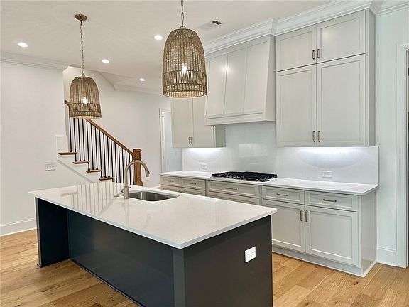 3rd image of 582 Glenview Ct