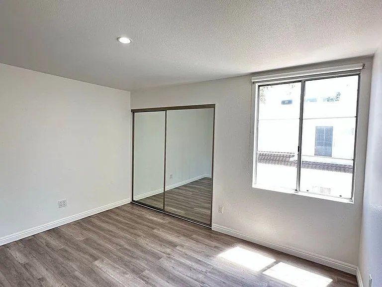 5455 Sylmar Ave #402 — Photo 18