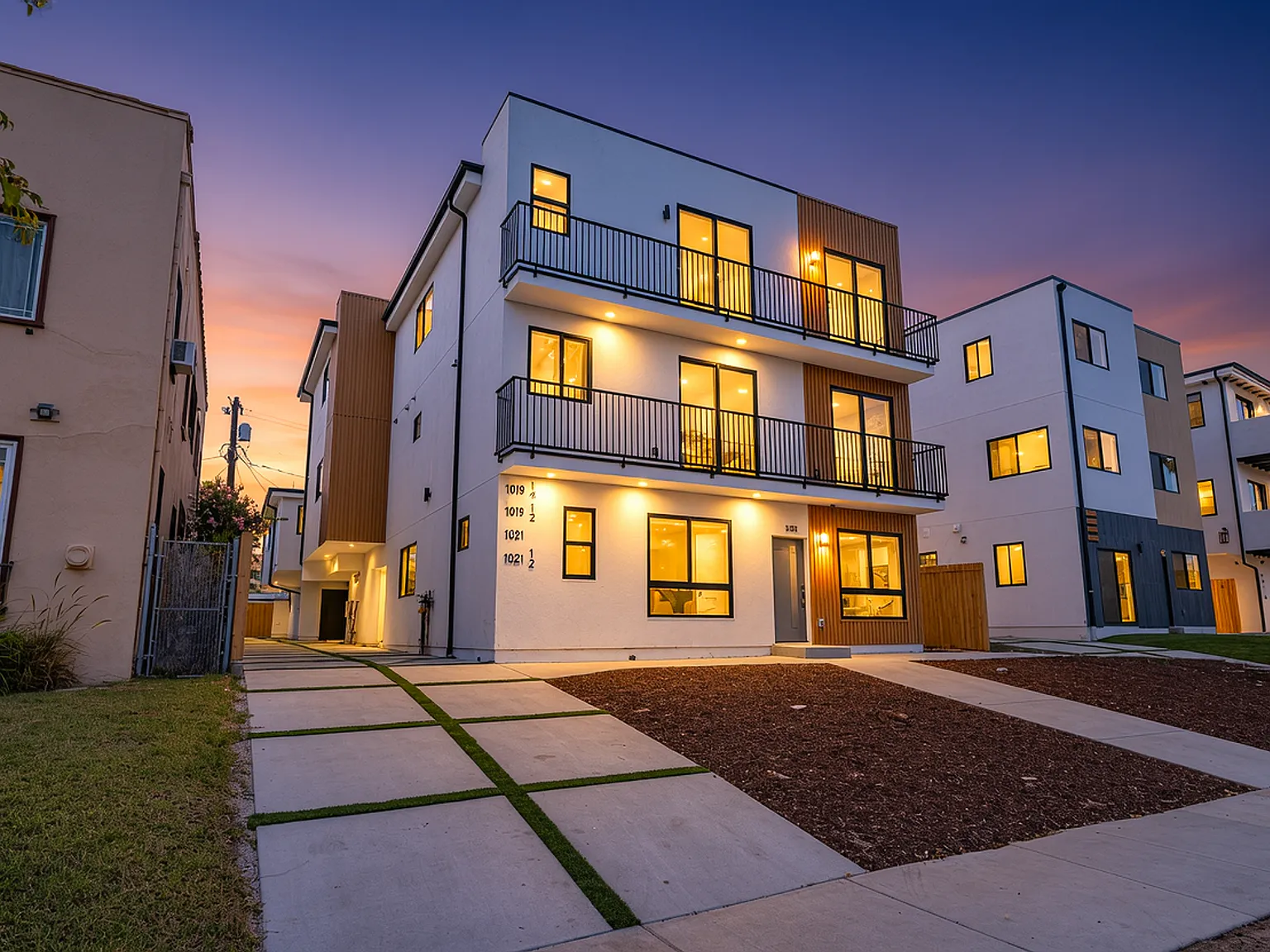 Luxury Townhomes In Prime Location — Photo 3