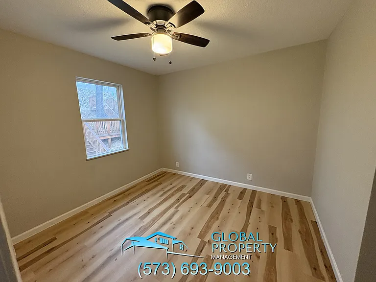 Lakefront Apartments — Photo 21