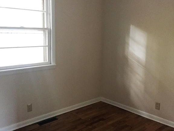 5th image of 2646 Center Ave