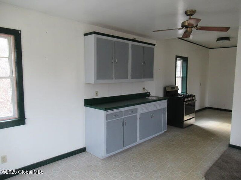 3rd image of 146 Sprakers Hill Road