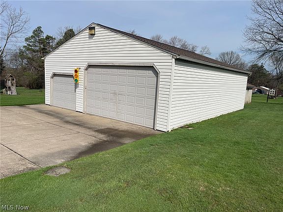 3rd image of 402 Thomas Ln
