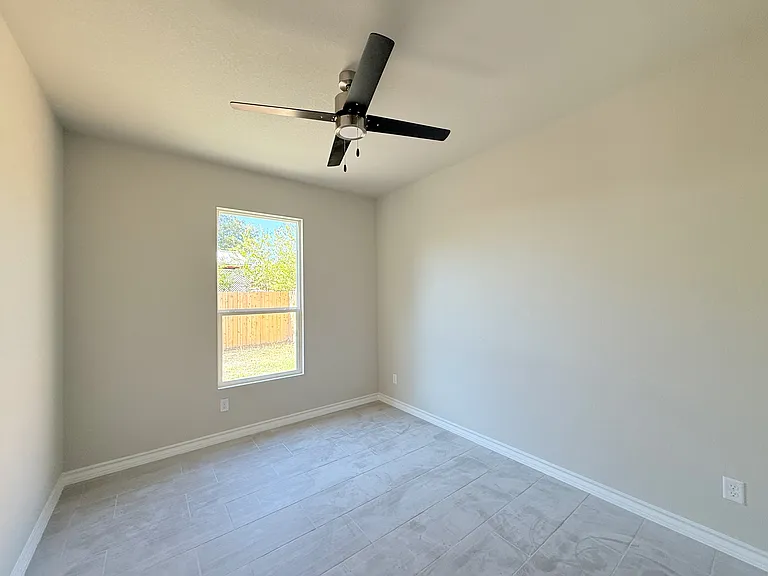 411 Moselle Ave — Photo 21