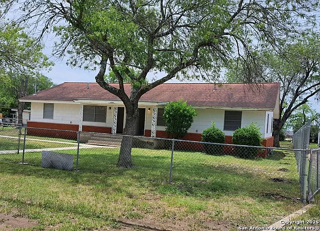 2 bed, 1.0 bath, 945 sqft, $1,250 — Photo 1