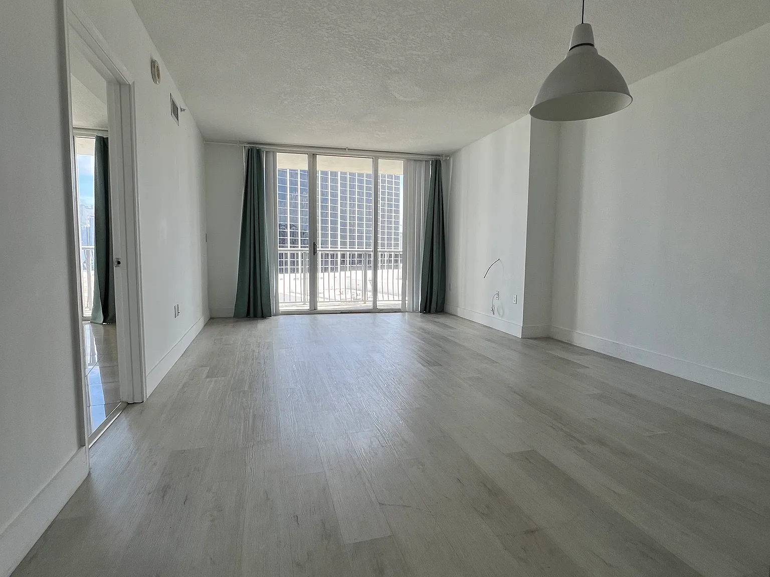 1750 N Bayshore Dr — Photo 3