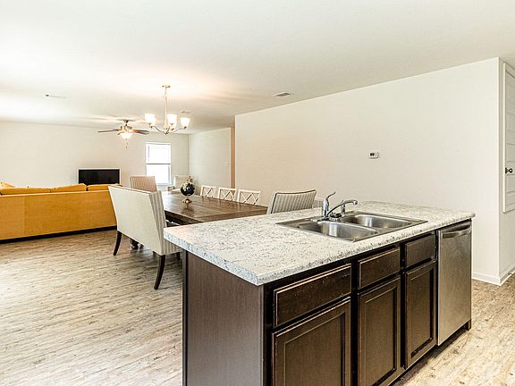 4th image of 535 W Marigold Dr