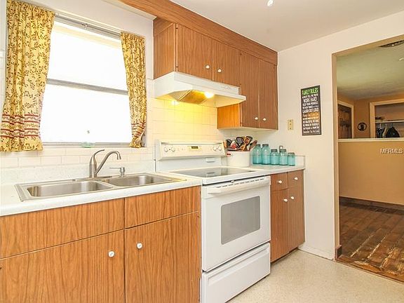 5th image of 141 Sandhurst Dr