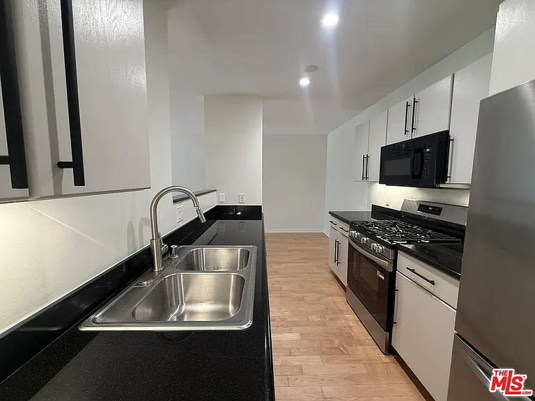 330 S Barrington Ave #309 — Photo 7