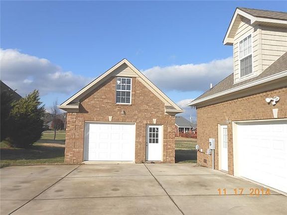 3rd image of 215 Blaine Cir