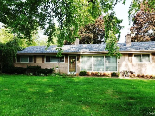 2639 Berry Dr, Bloomfield Hills, MI 48304