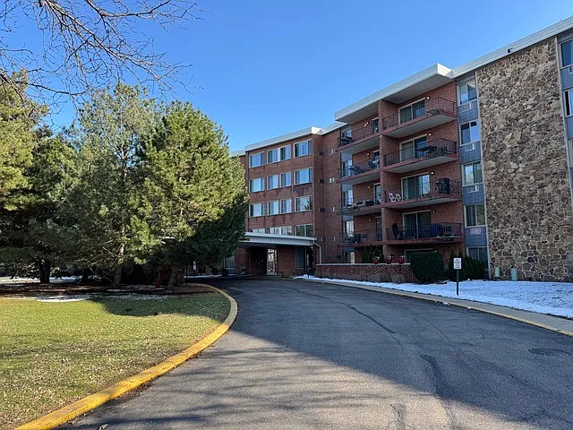 18 E Old Willow Rd #522N — Photo 3
