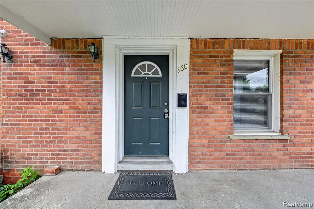 2 bed, 1.0 bath, 858 sqft, $1,700 — Photo 2