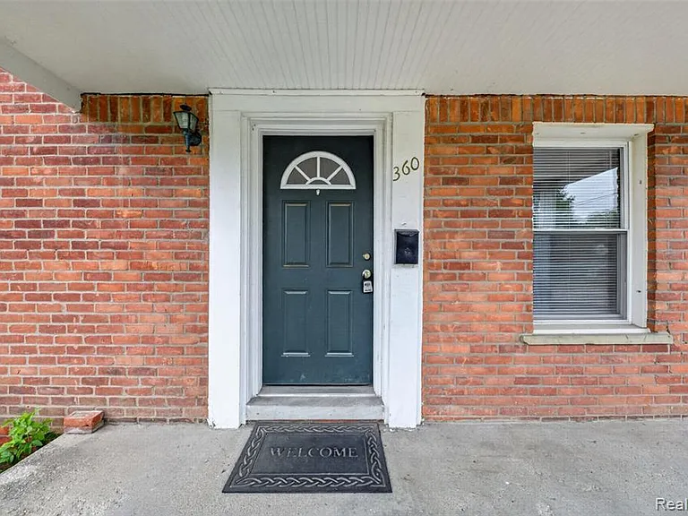 360 Parkview Dr — Photo 2