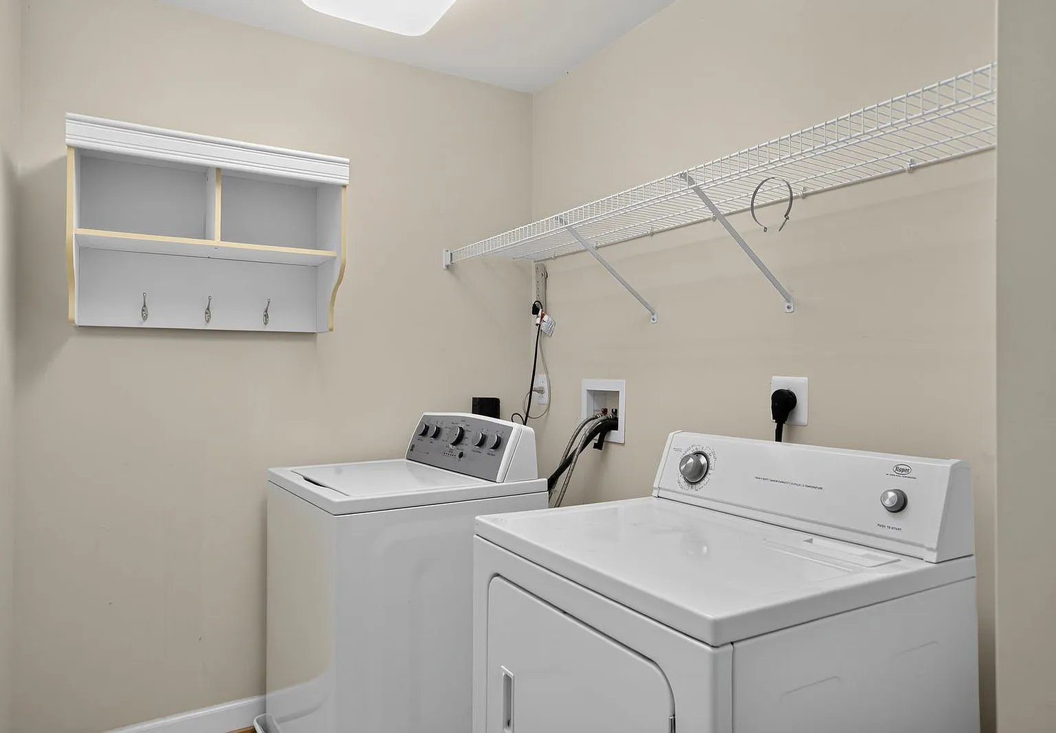 4 bed, 2.5 bath, 2590 sqft, $3,000 — Photo 3