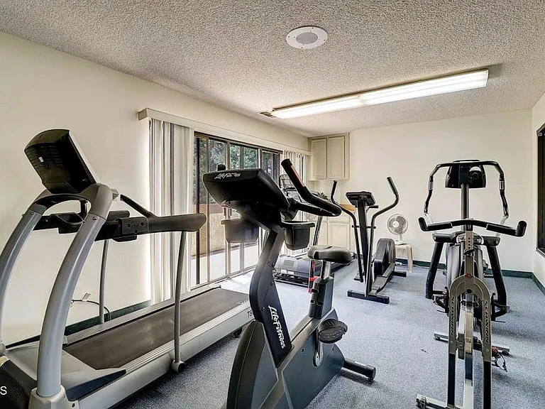 716 Island View Cir — Photo 42