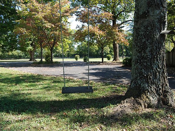 4th image of 110 Oaks Dr