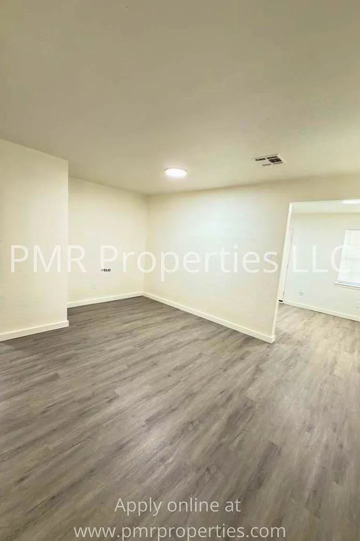 3 Bedrooms / 1 Bathroom House — Photo 4