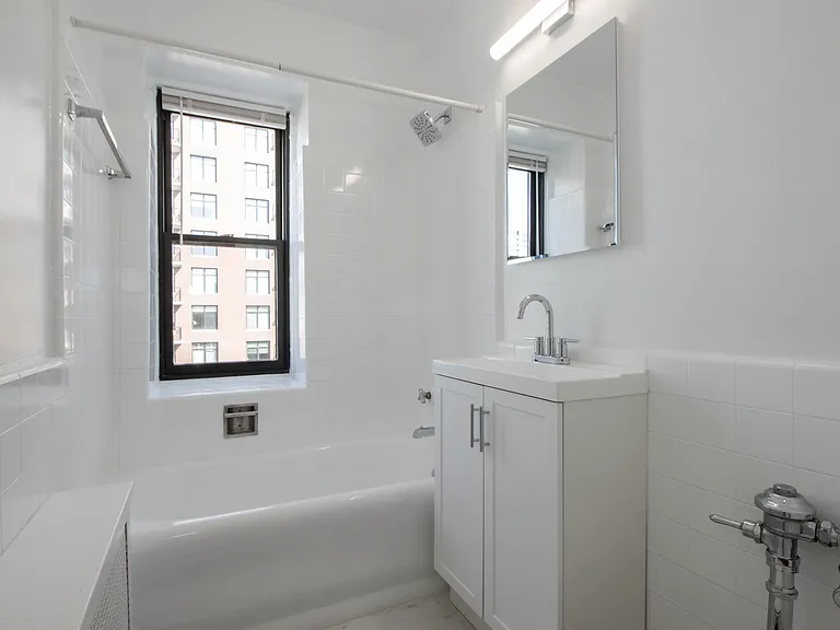 1100 N Dearborn — Photo 37