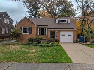 555 Elmwood Rd, Bay Village, OH 44140