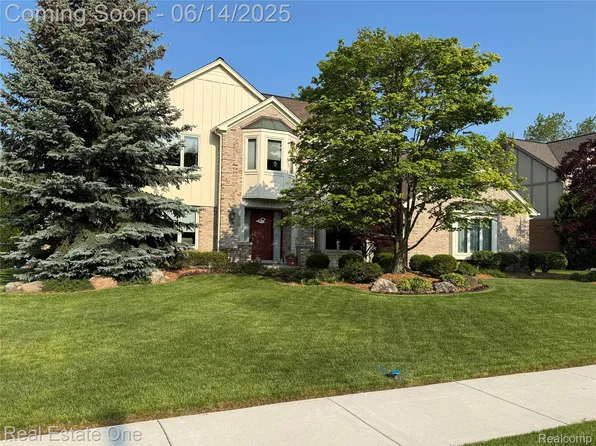 19239 Glen Eagles Dr, Livonia, MI 48152
