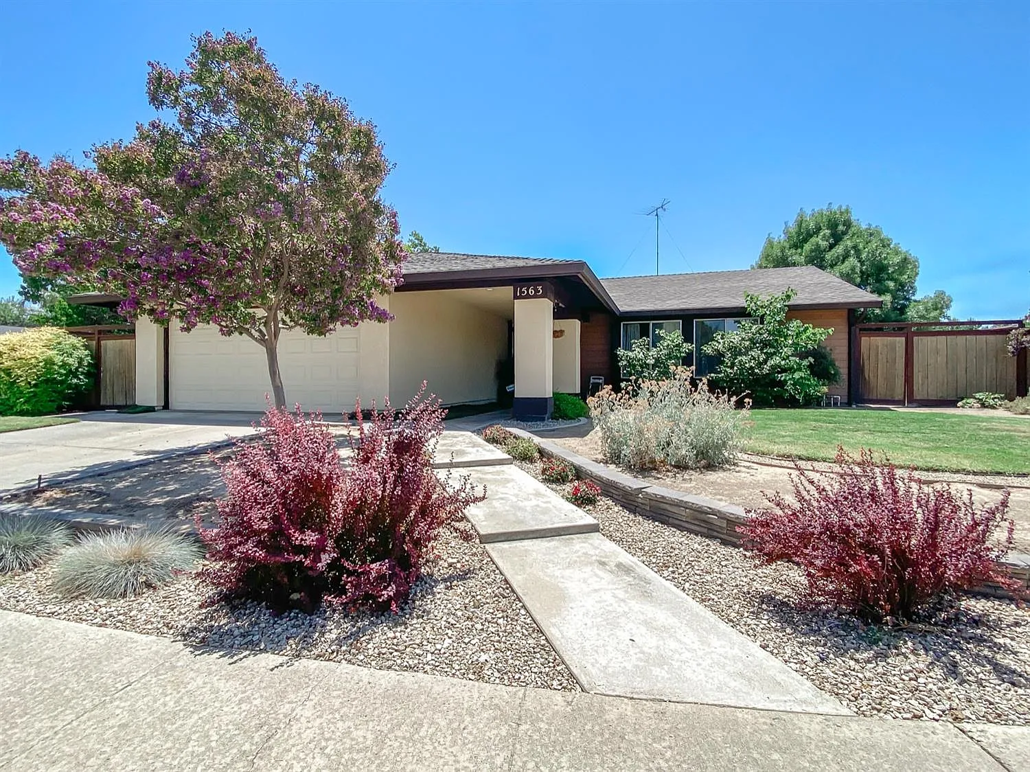 1563 Peachwood Ave photo 1