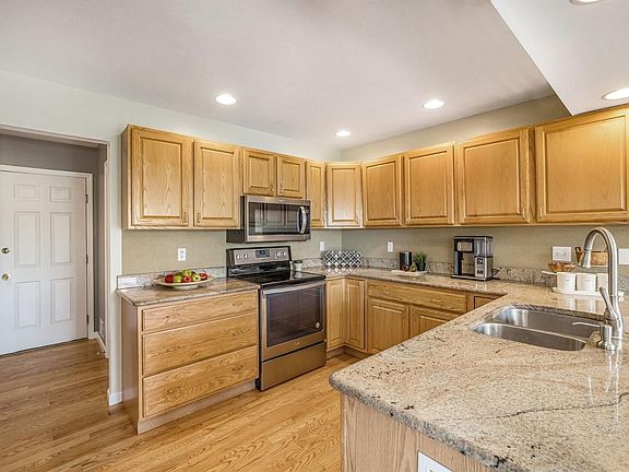 3rd image of 326 E Castlebury Cir