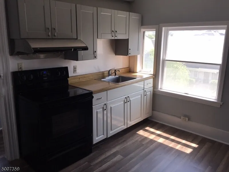 2 bed, 1.0 bath, $2,200 — Photo 2
