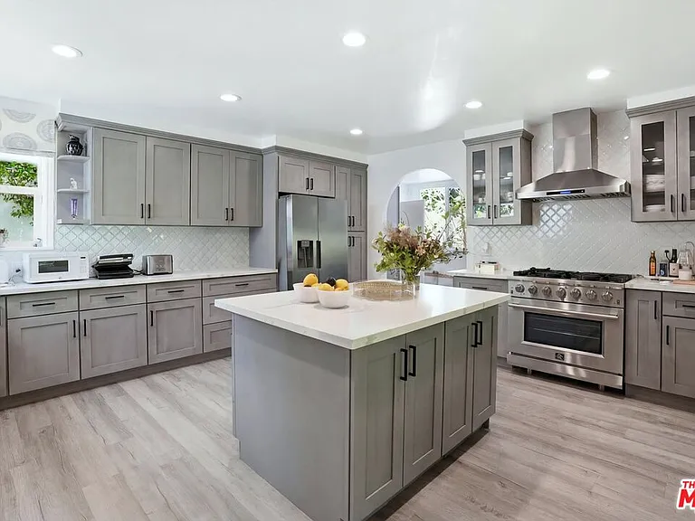 317 S Burlingame Ave — Photo 16