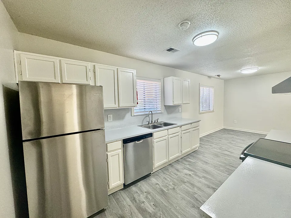 907 True St