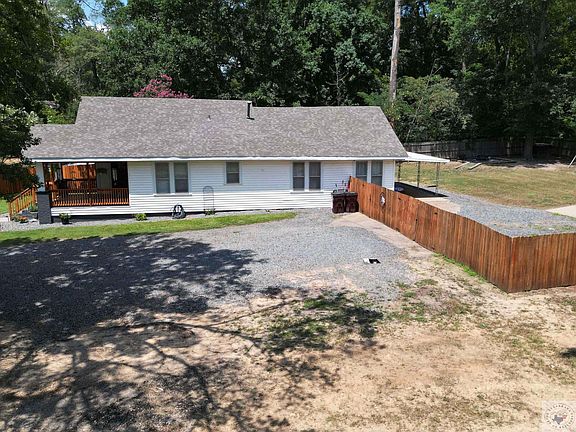 3rd image of 104 N Boggie St