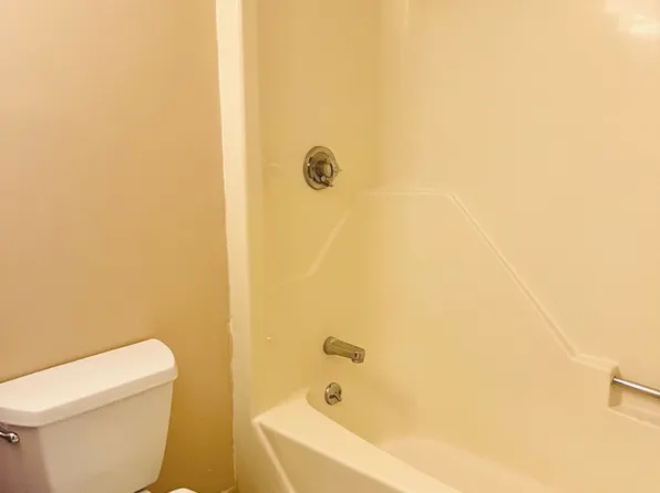300 Essex St APT 8, Salem, MA 01970