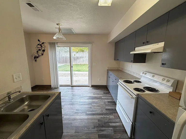 Midland 4-Plex 141 — Photo 13
