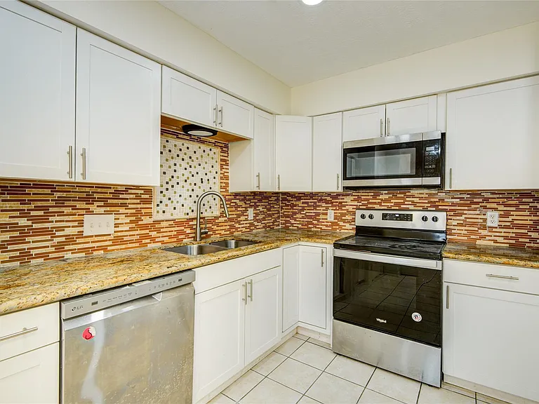 2114 Greenbriar Colony Dr — Photo 13