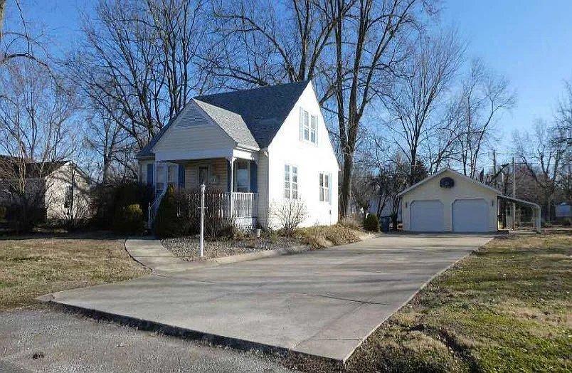 319 Spencer St photo 1