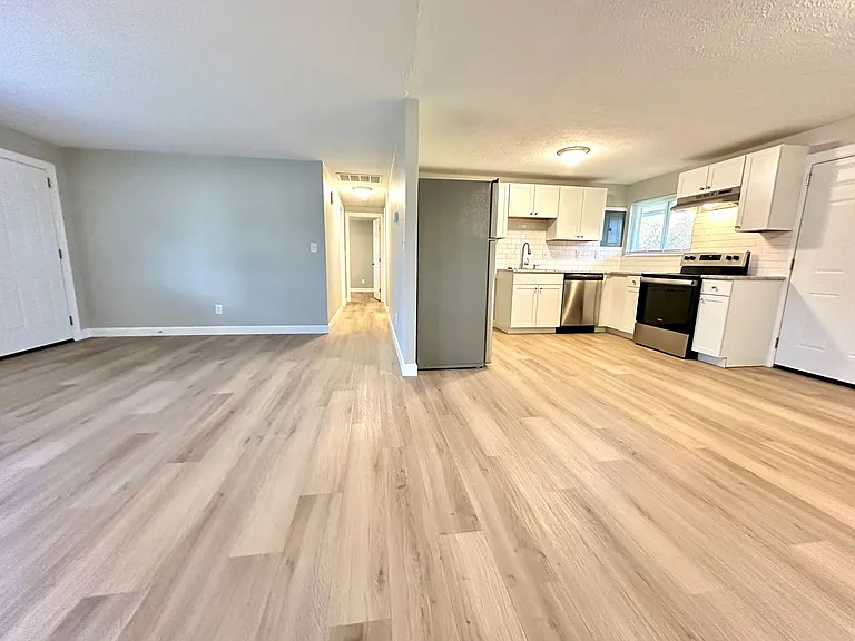 301 Henrich Dr — Photo 5