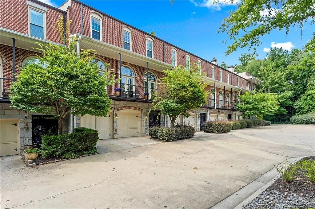 5 bed, 4.0 bath, 3890 sqft, $5,000 — Photo 1