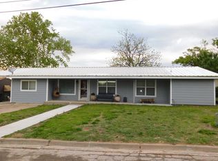 1128 W College St, Jacksboro, TX 76458