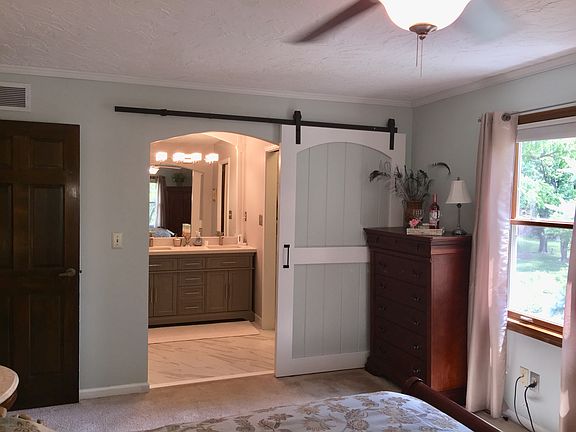master bath w/barn door