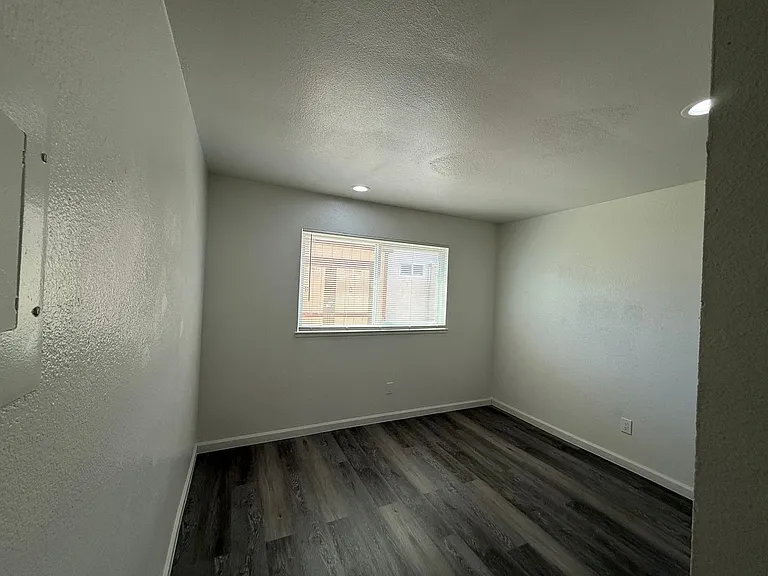 Downey Ave — Photo 15