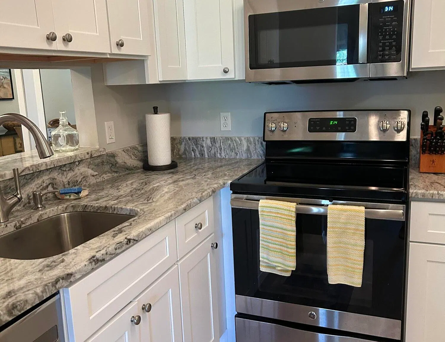 2 bed, 2.0 bath, 1025 sqft, $2,400 — Photo 2