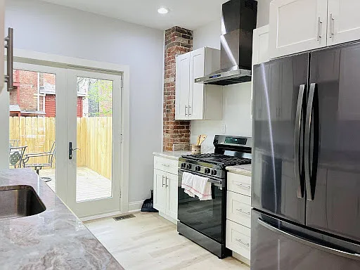 342 Lamont Pl — Photo 5