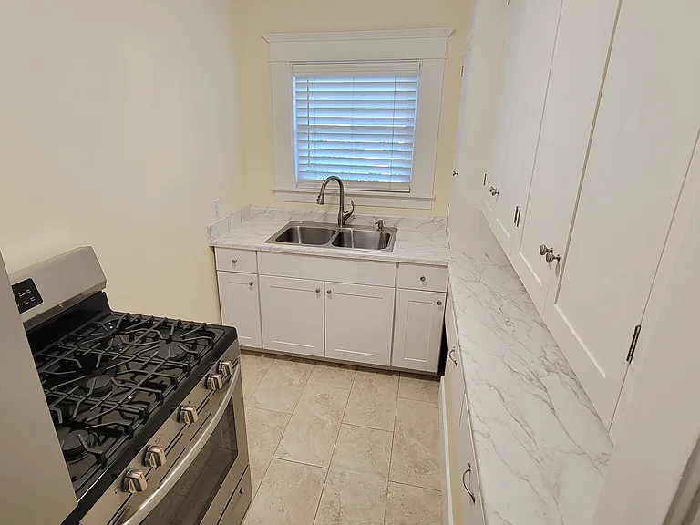 986 E Main St — Photo 7