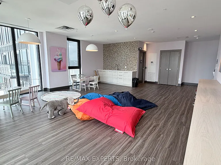 75 James St S #623 — Photo 17