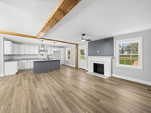 5th image of 256 Currie Ave