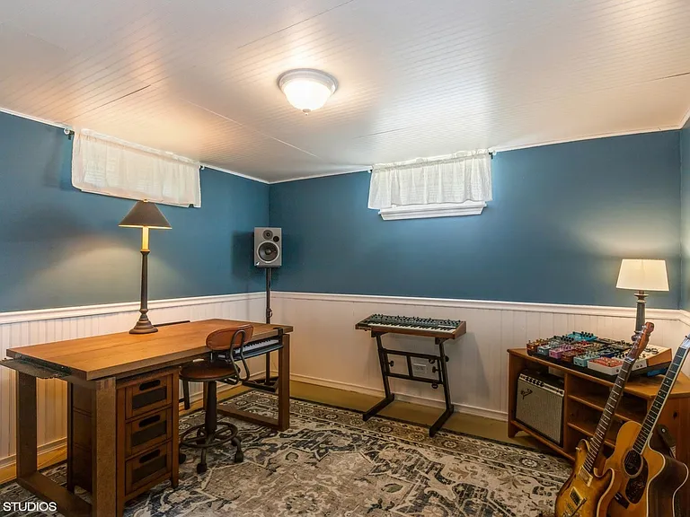 414 Drake St — Photo 12